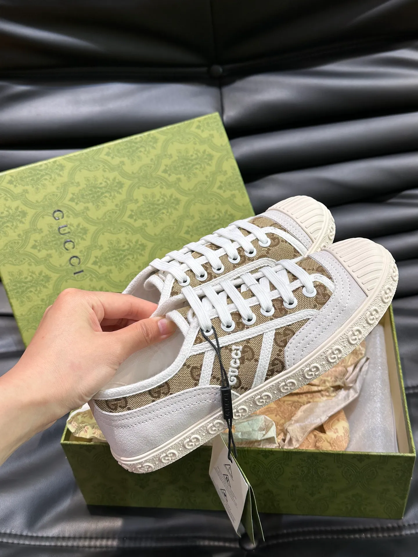 Men's shoes 💰p380 "GUCC*" Couple style 👫 lace-up canvas sneakers, crafted from light blue GG denim fabric, showing uniqueness. Classic details such as the GG printed embossed outsole, interlocking G and "Gucci" embroidery add to the glamorous style. Privately-made T men's shoes 💰pU original outsole, with exquisite details, impeccable fit, and a flat toe that has a retro feel! Customized canvas, classic double G logo, and the spring and summer color combinations are also very interesting! Size: Female 35-39. Male 38-44